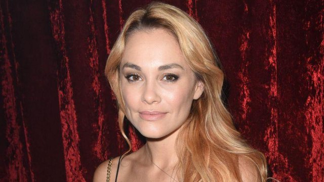 VOICI Sexy en bikini, Joy Esther (Nos chers voisins) est très tactile avec son compagnon