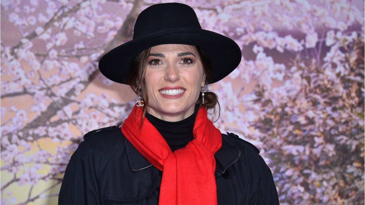 VOICI - Capucine Anav en difficulté dans les premières images de Je suis une célébrité, sortez-moi de là !