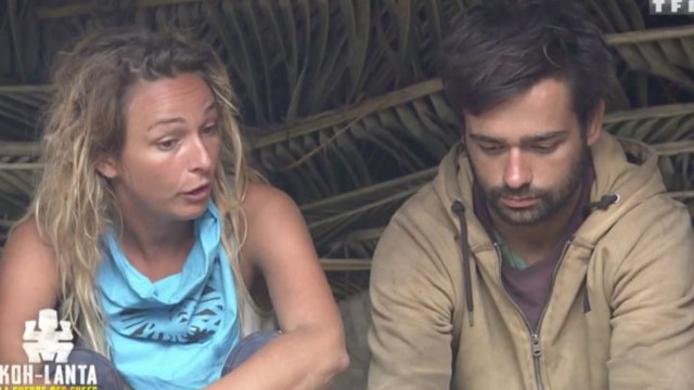 VOICI - Cindy (Koh-Lanta) se relaxe seins nus dans une piscine et fait coucou à Brice