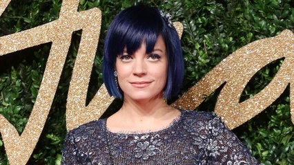 VOICI - Lily Allen : sa réaction très drôle face à une photo qui montre ses parties intimes