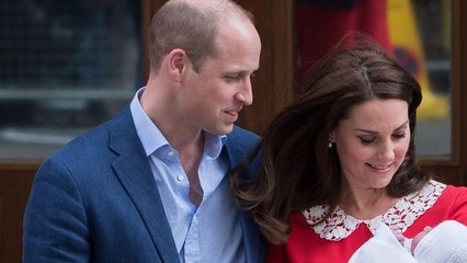 VOICI  Kate Middleton : le prince Louis pose dans les bras de sa sœur Charlotte et c'est trop mignon