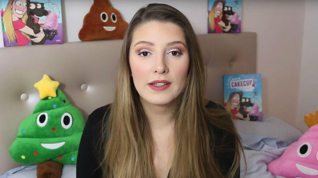 VOICI Emma CakeCup : toute nue sur la Toile, la star de Youtube se fait lyncher par les inter­nautes