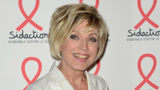 VOICI Evelyne Dhéliat : la présen­ta­trice de 70 ans se confie sur la chirur­gie esthé­tique