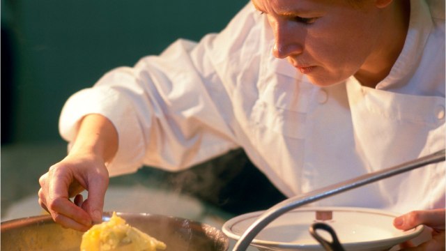 VOICI Hélène Darroze : ce qu’elle ne supporte pas dans Top Chef (mais que la production lui impose)