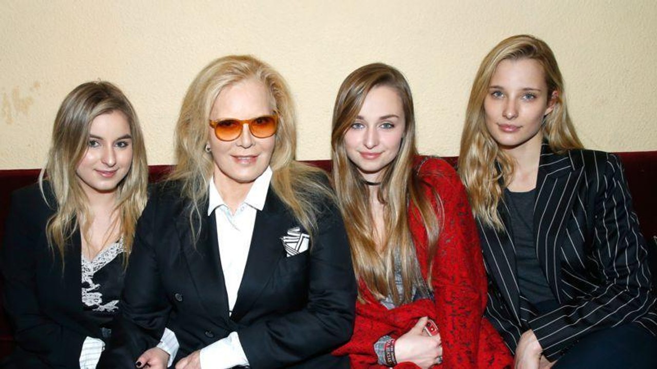 VOICI - Emma Smet publie un vieux cliché avec Ilona et Darina, la fille de Sylvie Vartan ; Laura Smet émue