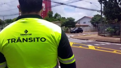 Ação educativa é realizada na nova rotatória da Rua Pernambuco com a Rua Marechal Deodoro