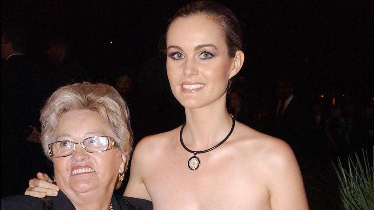 VOICI Elyette Boudou, la grand-mère de Laëticia Hallyday parle pour la première fois : "je ne pense pas du bien de Laura, ni de David"