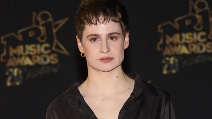 VOICI Christine and the Queens en deuil après la mort de sa mère : elle annule un gros événement
