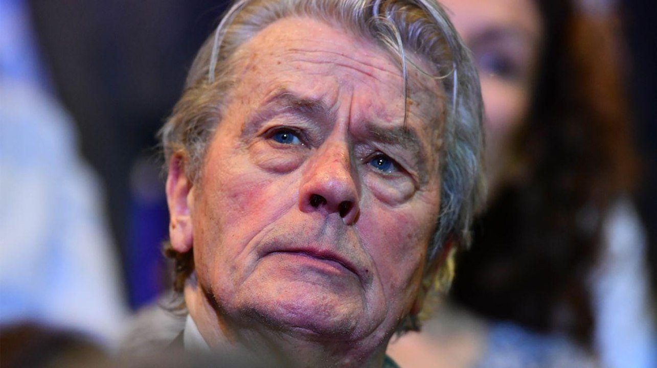 VOICI Alain Delon veut mourir avec son chien : il le fera piquer quand la fin arrivera