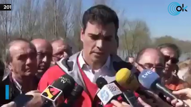 Regalan unas botas a Sánchez tras presentarse en la riada del Ebro en zapatos, traje y corbata