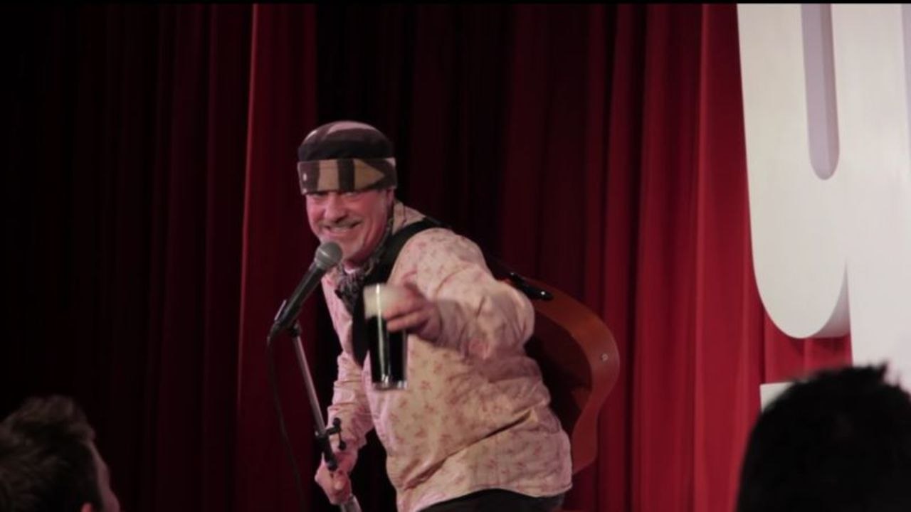 VOICI - Cet humoriste meurt sur scène pendant son sketch, le public croit à une blague !