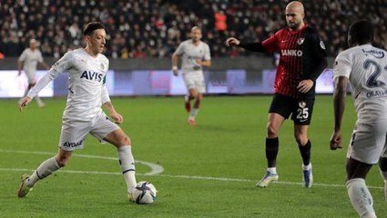 Fenerbahçe soyunma odasında kıyamet koptu! Çılgına dönen Mesut Özil fena patladı