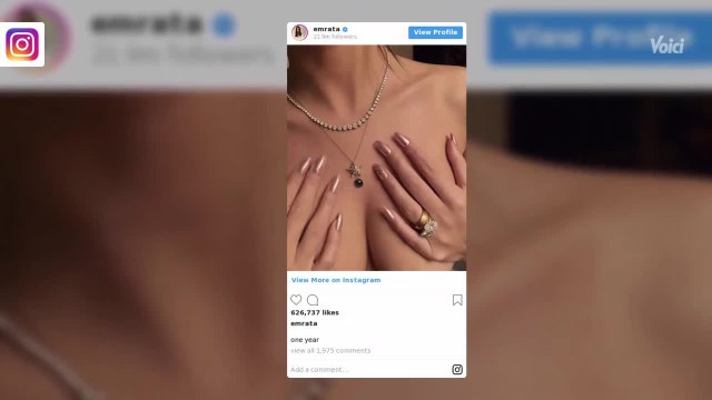 VOICI Emily Ratajkowski dévoile sa poitrine pour son premier anniversaire de mariage