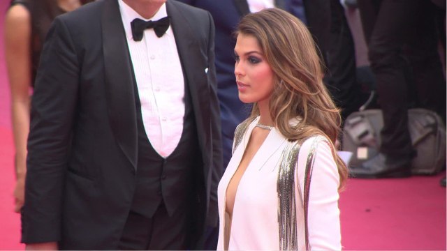 VOICI - Iris Mittenaere sexy en bikini, elle se prépare pour ses vacances au soleil