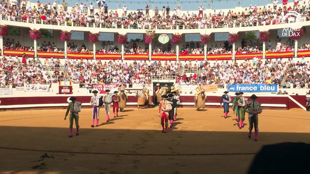 Bonnes Fêtes de fin d'année - Arènes de Dax