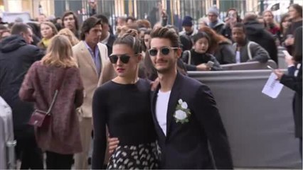 VOICI - Pierre Niney filme Gilles Lellouche en mauvaise posture à la soirée Révélations des César