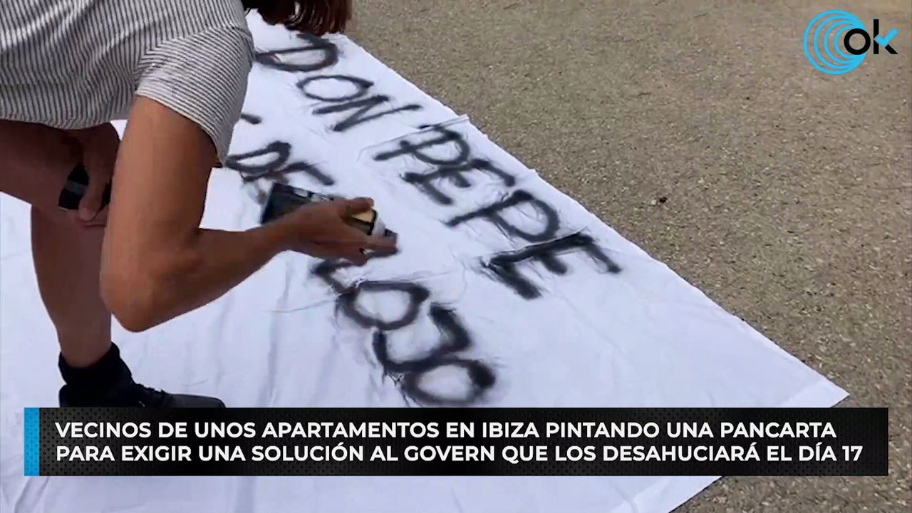 Vecinos de unos apartamentos en Ibiza pintando...