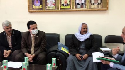 عميد وأساتذة جامعة العريش يكرمون مواطنا قضى 40 عاما يعلم الأطفال القراءة