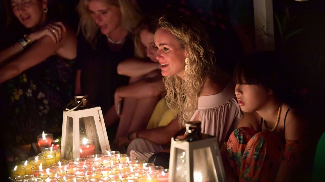 VOICI - Laeticia Hallyday devant la tombe de Johnny, découvrez le touchant cliché posté par une amie