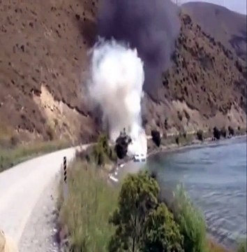 Il éteint un incendie sur un bateau en créant des vagues avec le sien