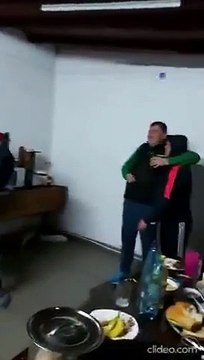 Le gâteau d'anniversaire va passer à 2 doigts du drame