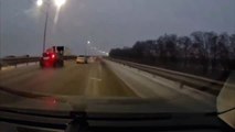 Ce conducteur n'a pas vu le poteau couché sur la route et va avoir beaucoup de chance