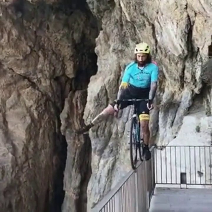 EXTREME CYCLING - Faire du vélo en équilibre sur une rampe