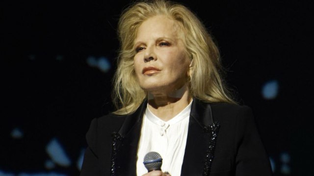 VOICI - Sylvie Vartan émue : ce petit geste qui en dit long en réponse au tacle de Laeticia Hallyday