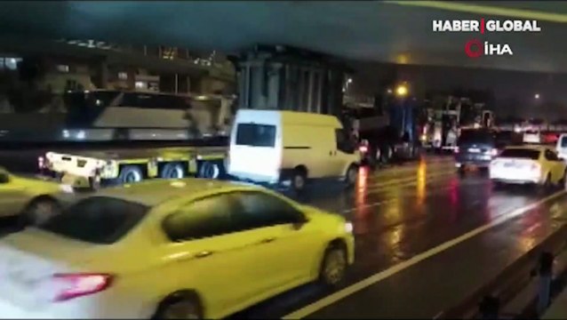 Tır üstgeçide sıkıştı! TEM'de trafik felç oldu