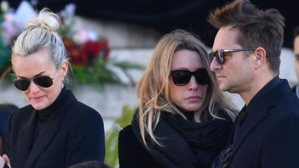 VOICI Johnny Hallyday : quand Laeticia interdisait les visites à David et Laura au profit d’une mystérieuse chanteuse