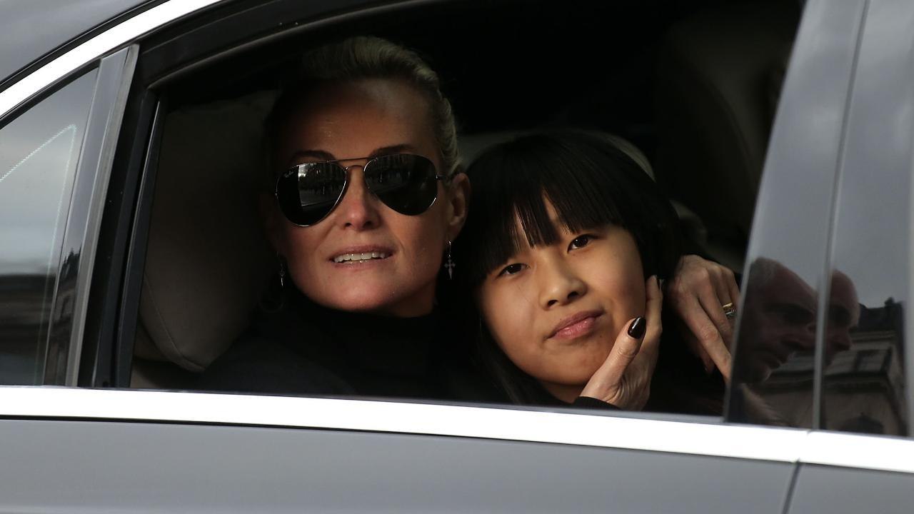 VOICI Laeticia Hallyday : comment va-t-elle surmonter son retour à Marnes-la-Coquette ?