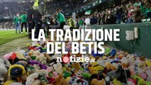 Betis, tifosi lanciano 20mila peluche in campo: un regalo di Natale per i bambini poveri