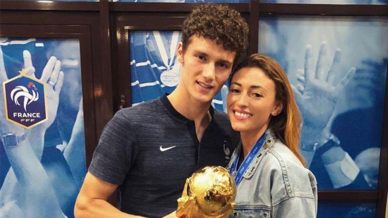VOICI - PHOTOS Rachel Legrain-Trapani très sexy pour ses vacances avec son chéri Benjamin Pavard