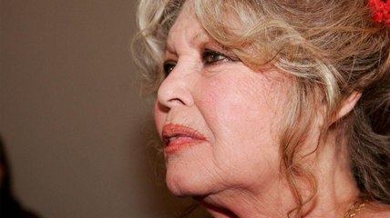 VOICI Brigitte Bardot : très amaigrie et affaiblie pour les obsèques de sa grande amie Anne Dussart