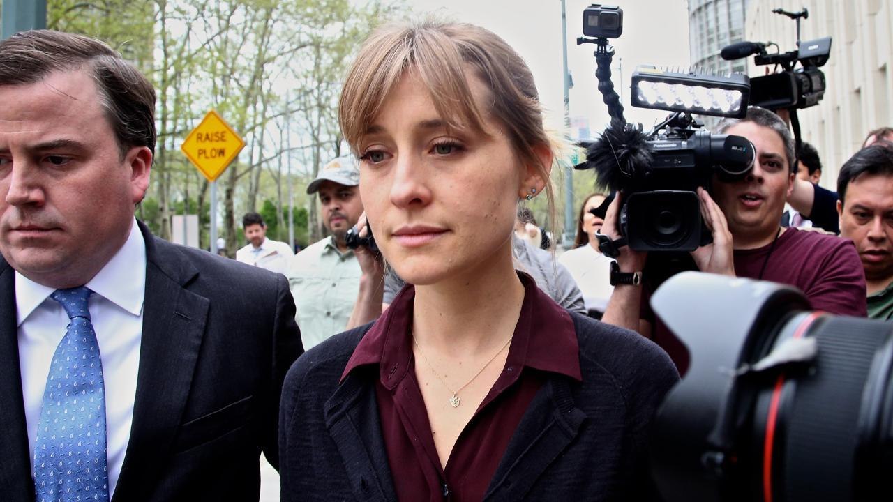 VOICI - Allison Mack : comment la star de Smallville est devenue la numéro 2 d’une secte sexuelle