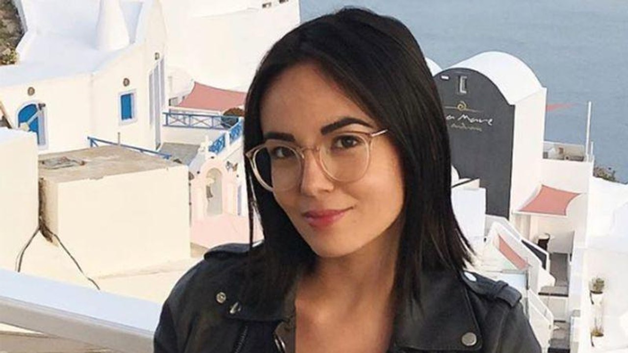 VOICI Agathe Auproux en chemisier transparent, elle fait monter la  température sur Instagram