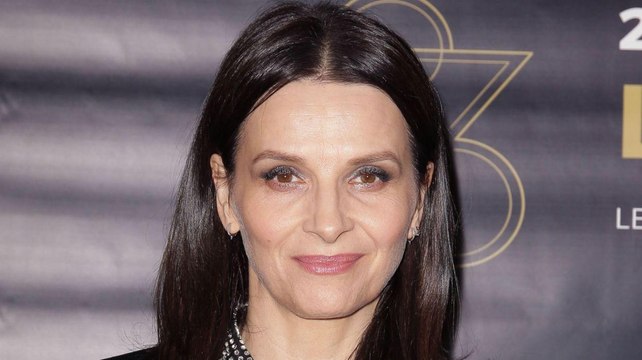 VOICI Juliette Binoche complè­te­ment chauve, elle est mécon­nais­sable