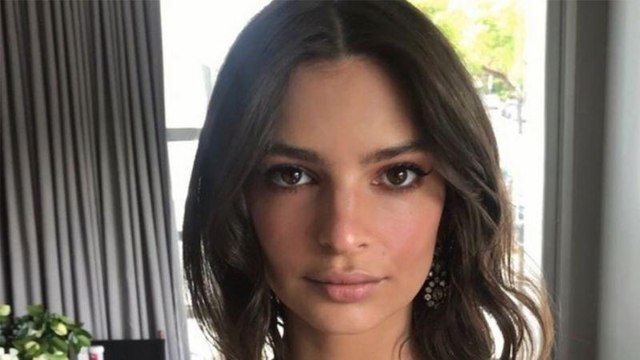 VOICI - Emily Ratajkowski trahie par un miroir, elle s'affiche topless