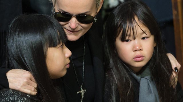 VOICI - Héritage de Johnny Hallyday : Laeticia confirme que Jade et Joy sont victimes d’insultes racistes et réplique