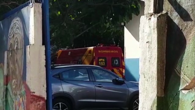 Ao sofrer queda, adolescente de 14 anos fere a cabeça e precisa dos cuidados do Siate em colégio no Centro