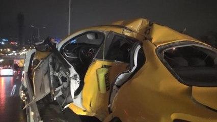 Son dakika... BEYLİKDÜZÜ'NDE KAZADA HURDAYA DÖNEN TAKSİDE İKİ KİŞİ YARALANDI
