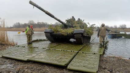 بوتين يناور عسكريا على حدود أوكرانيا ويفاوض الناتو سياسيا