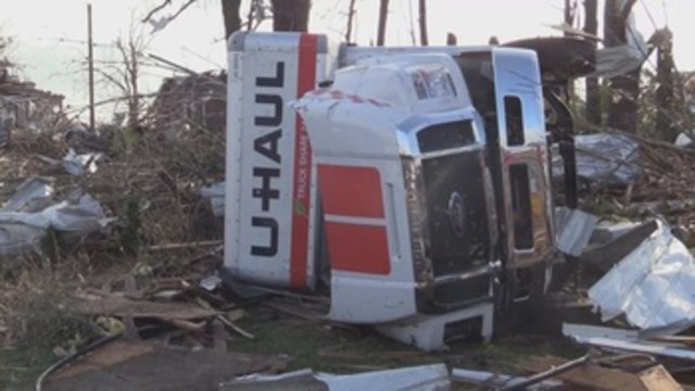 Prosigue búsqueda del más de centenar de desaparecidos por tornados en Estados Unidos