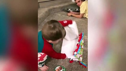 Cet enfant semble comblé avec ce cadeau plutôt banal