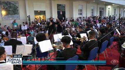 O papai noel dos Correios chegou ao Rio de Janeiro ao som de uma orquestra. #BandJornalismo