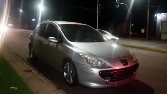 Esse carro é seu? Veículo abandonado há cinco dias chama a atenção de moradores