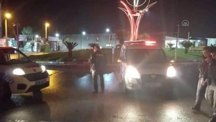 İki polis aracına çarpıp kaçan sürücü otomobili çamura saplanınca yakalandı