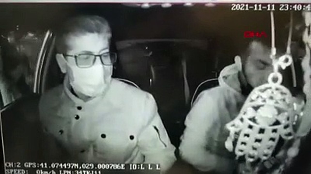 Yolcunun koltukta unuttuğu telefonu çalan taksici kamerada