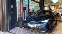 Marc ter Stegen descubre el CUPRA Born, su primer coche eléctrico