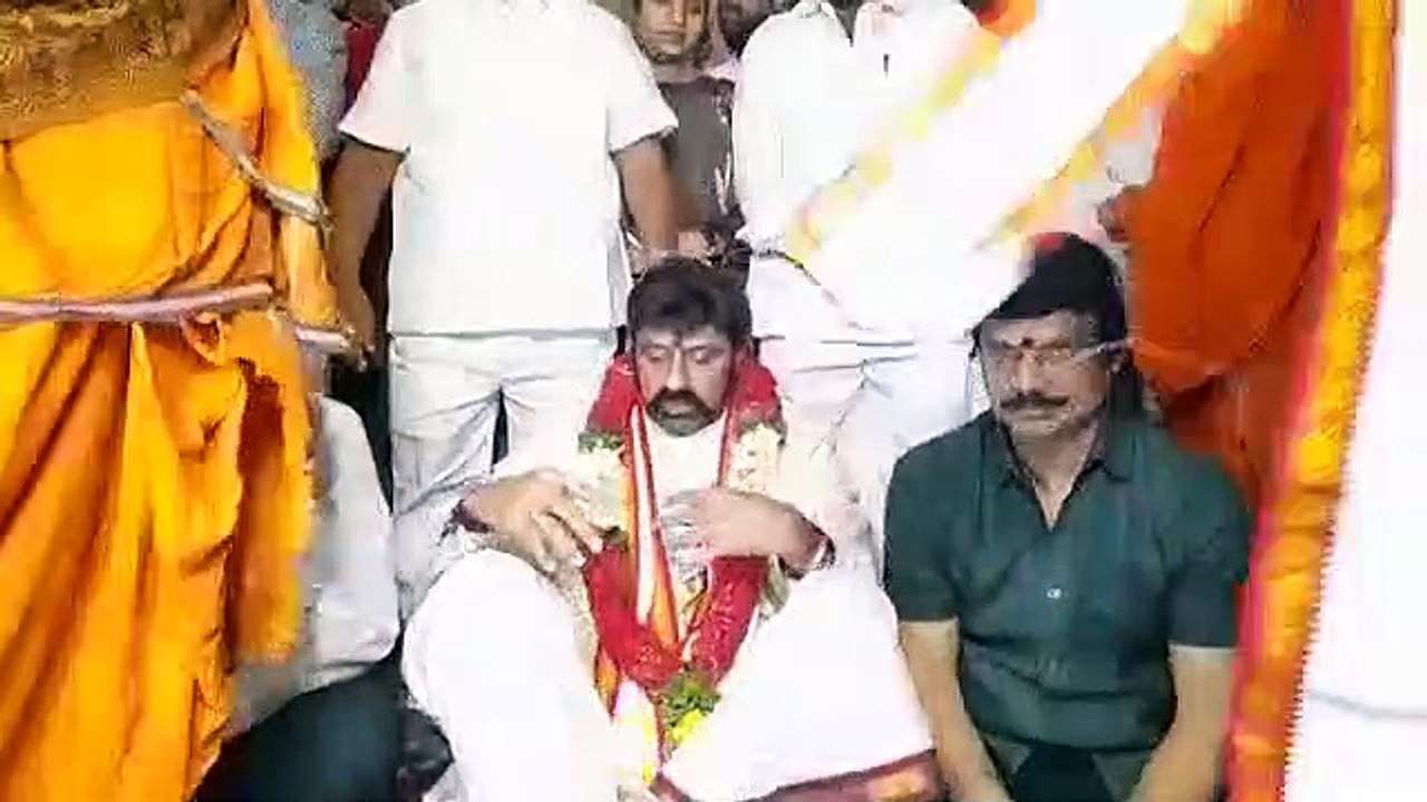 దుర్గమ్మ గుడిలో బాలయ్య, బోయపాటి పూజలు
